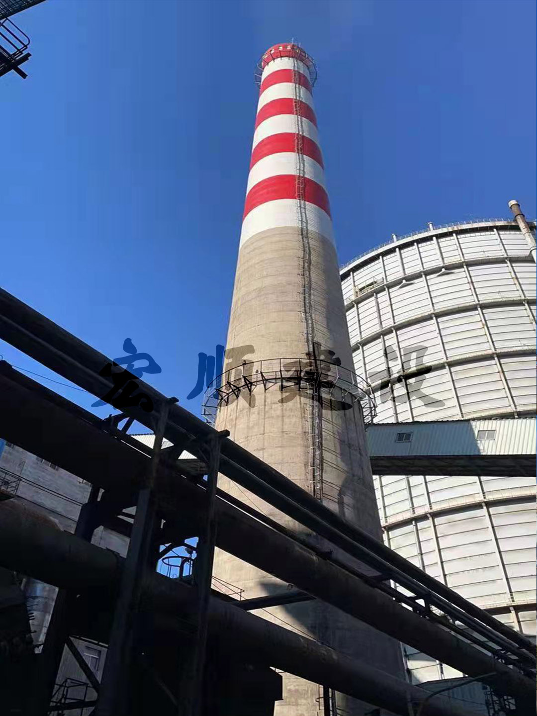 宏順建設遼寧凌源水泥煙囪刷色環(huán)工程順利竣工